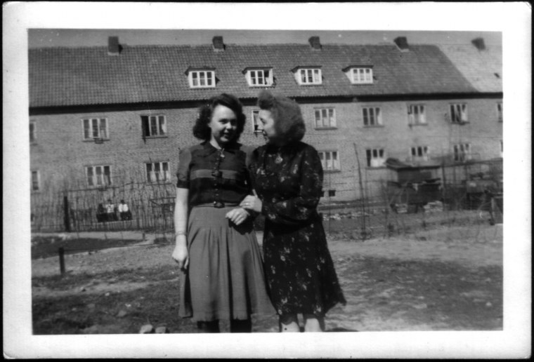Edith und xxx in Elmschenhagen 1.jpg